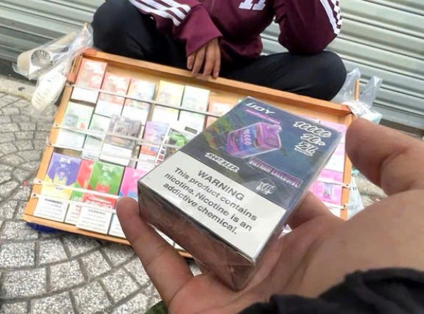 Báo động tình trạng hút thuốc lá thụ động nơi làm việc, quán cà phê