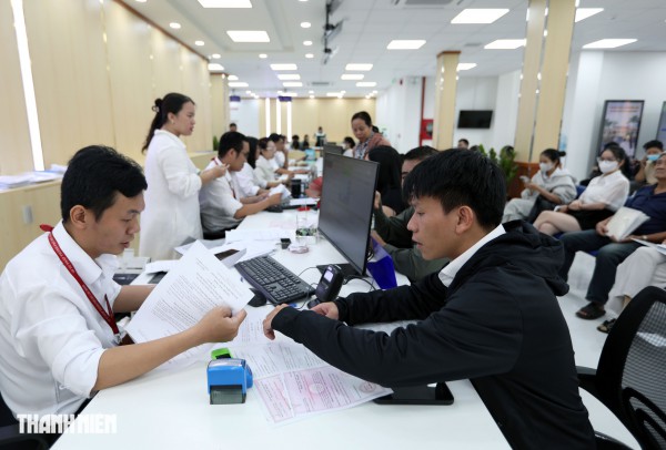 Cận cảnh Trung tâm Phục vụ hành chính công TP.HCM trong ngày đầu vận hành Cận cảnh Trung tâm Phục vụ hành chính công TP.HCM trong ngày đầu vận hành