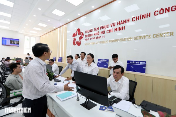 Cận cảnh Trung tâm Phục vụ hành chính công TP.HCM trong ngày đầu vận hành Cận cảnh Trung tâm Phục vụ hành chính công TP.HCM trong ngày đầu vận hành
