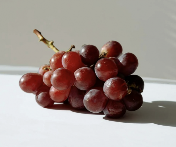 Giao thừa 2026: Trào lưu ăn '12 trái nho ước nguyện' bắt nguồn từ đâu?