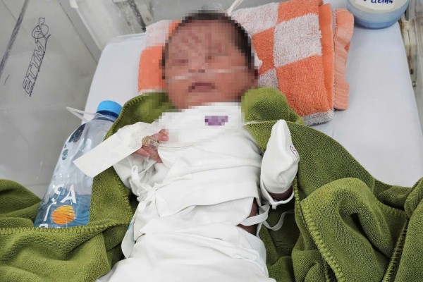 Bé gái sơ sinh bị vùi nửa người trong vườn cao su Bé gái sơ sinh bị vùi nửa người trong vườn cao su