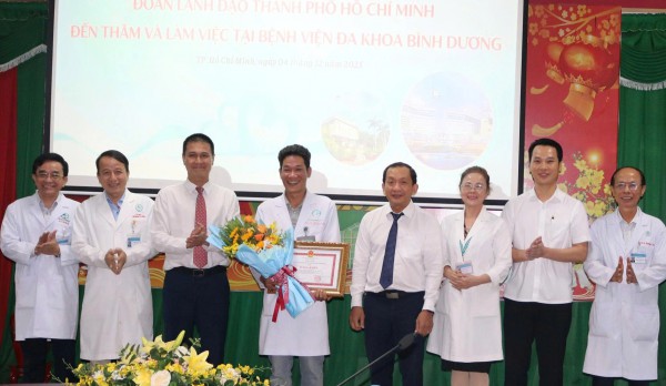 Bí thư Thành ủy TP.HCM biểu dương bác sĩ Võ Thái Trung cùng ê kíp