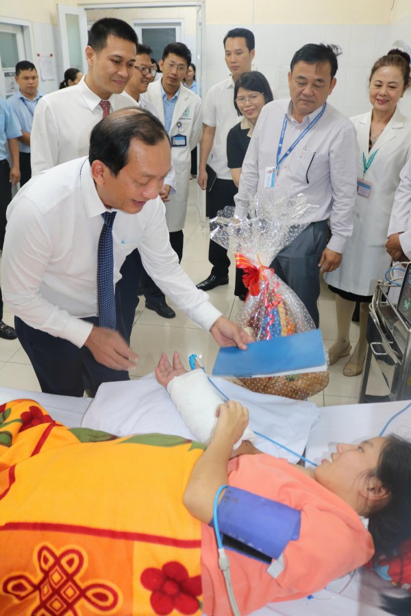 Bí thư Thành ủy TP.HCM biểu dương bác sĩ Võ Thái Trung cùng ê kíp