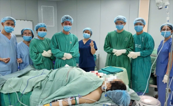 Bí thư Thành ủy TP.HCM biểu dương bác sĩ Võ Thái Trung cùng ê kíp