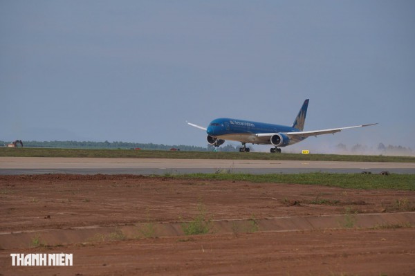 Cận cảnh máy bay lớn nhất Việt Nam Boeing 787 Dreamliner đáp sân bay Long Thành Cận cảnh máy bay lớn nhất Việt Nam Boeing 787 Dreamliner đáp sân bay Long Thành