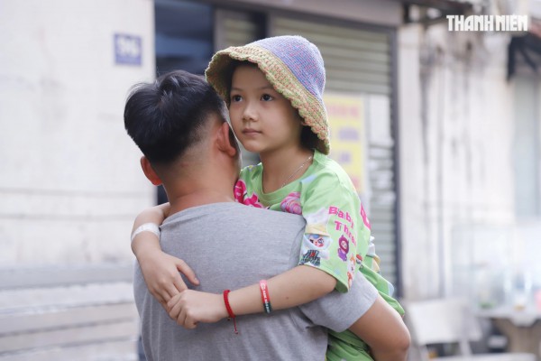 Cha chạy xe ôm 'còn 2 triệu đồng' cứu con ung thư: Được giúp 601 triệu đồng