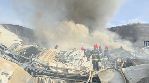 Cháy lớn tại công ty sản xuất đồ gỗ ở TP.HCM Cháy lớn tại công ty sản xuất đồ gỗ ở TP.HCM