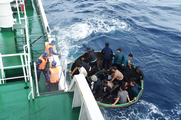 Cháy tàu giữa Trường Sa: Cảnh sát biển tiếp nhận, ứng cứu 52 ngư dân Đà Nẵng