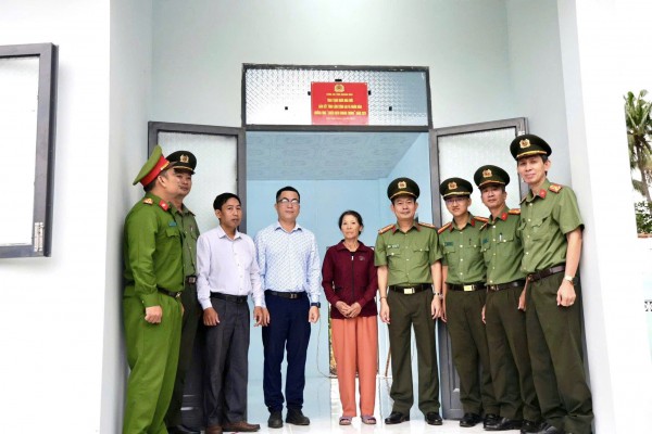Chiến dịch Quang Trung: Công an tỉnh Khánh Hòa bàn giao căn nhà thứ 11 cho người dân