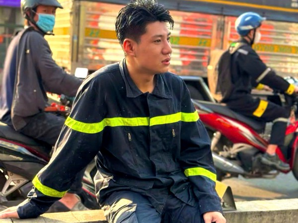 Chiến sĩ Công an TP.HCM cứu nữ sinh Đắk Lắk trong khoảnh khắc sinh tử Chiến sĩ Công an TP.HCM cứu nữ sinh Đắk Lắk trong khoảnh khắc sinh tử