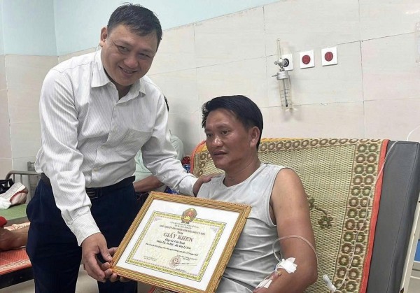 Chủ tịch nước tặng Huân chương Dũng cảm cho hai ngư dân Lý Sơn cứu người trong bão Chủ tịch nước tặng Huân chương Dũng cảm cho hai ngư dân Lý Sơn cứu người trong bão