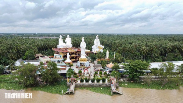 Chùa Mẹ Nam Hải nằm ngay ngã ba sông, được bao bọc bởi cây trái miệt vườn