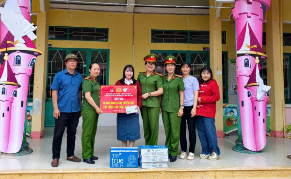 Công an TP.HCM mang nghĩa tình đến bà con vùng lũ