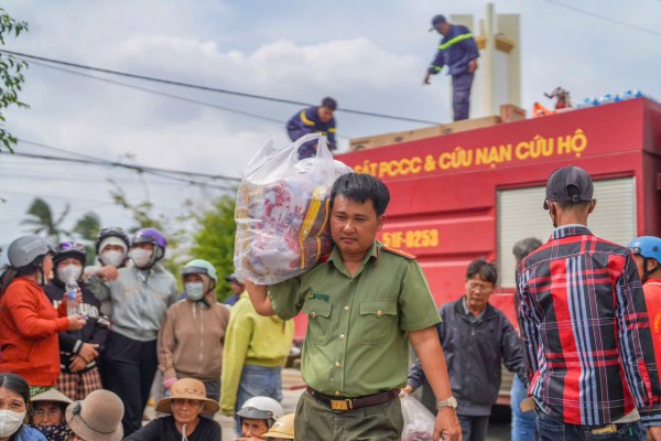 Công an TP.HCM mang nghĩa tình đến bà con vùng lũ