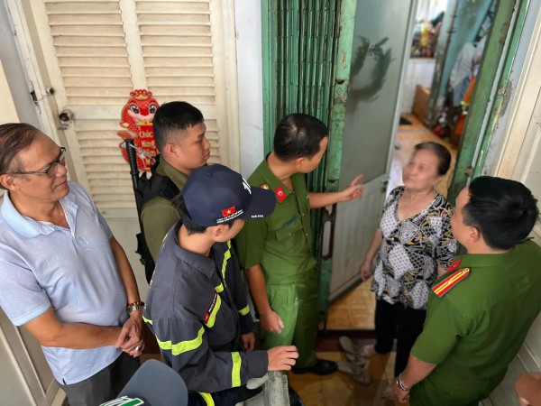 Công an TP.HCM tiếp tục 'đi từng ngõ, gõ từng nhà' xóa 'chuồng cọp'