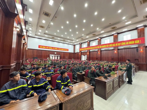 Công an tỉnh Đắk Lắk tăng cường lực lượng xây dựng nhà cho người dân Công an tỉnh Đắk Lắk tăng cường lực lượng xây dựng nhà cho người dân