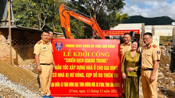 Công an tỉnh Lâm Đồng hỗ trợ người dân xã D’Ran xây dựng nhà ở sau mưa lũ Công an tỉnh Lâm Đồng hỗ trợ người dân xã D’Ran xây dựng nhà ở sau mưa lũ