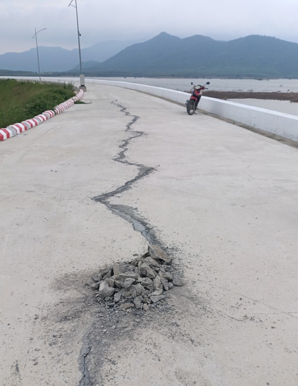 Công an vào cuộc vụ nứt mặt đập hồ chứa nước Sông Than ở Khánh Hòa Công an vào cuộc vụ nứt mặt đập hồ chứa nước Sông Than ở Khánh Hòa