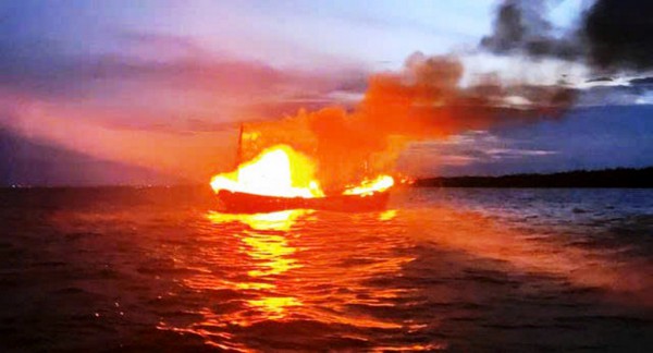 Đà Nẵng: 53 ngư dân buộc phải nhảy xuống biển vì tàu cá bất ngờ bốc cháy