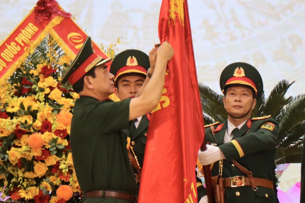 Đại tướng Phan Văn Giang trao Huân chương Bảo vệ Tổ quốc hạng nhất cho Quân khu 7