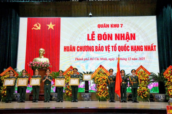Đại tướng Phan Văn Giang trao Huân chương Bảo vệ Tổ quốc hạng nhất cho Quân khu 7