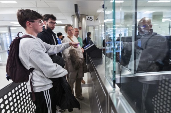 Du khách miễn visa đến Mỹ sẽ phải công khai lịch sử 5 năm dùng mạng xã hội? Du khách miễn visa đến Mỹ sẽ phải công khai lịch sử 5 năm dùng mạng xã hội?