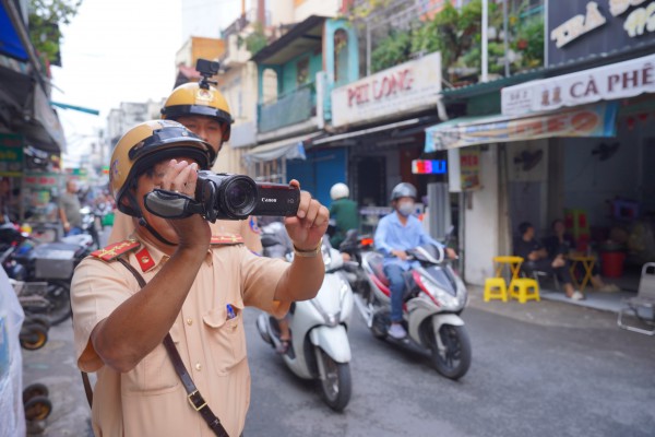 Dừng ô tô đi rút tiền, mua đồ... có thể bị phạt đến 6 triệu đồng Dừng ô tô đi rút tiền, mua đồ... có thể bị phạt đến 6 triệu đồng
