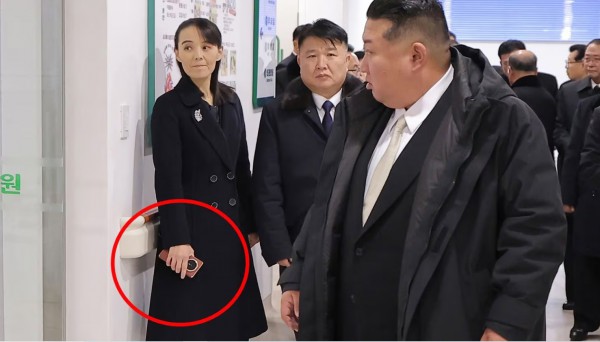 Em gái ông Kim Jong-un dùng điện thoại gì? Em gái ông Kim Jong-un dùng điện thoại gì?