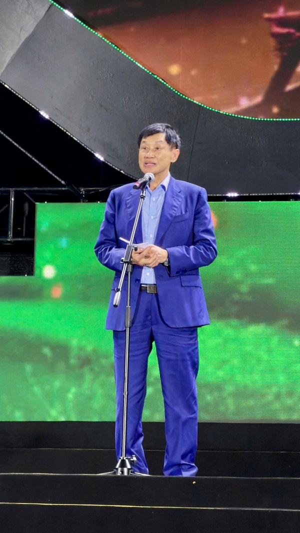 Gia đình doanh nhân Johnathan Hạnh Nguyễn ủng hộ 10 tỉ đồng cho đồng bào miền Trung