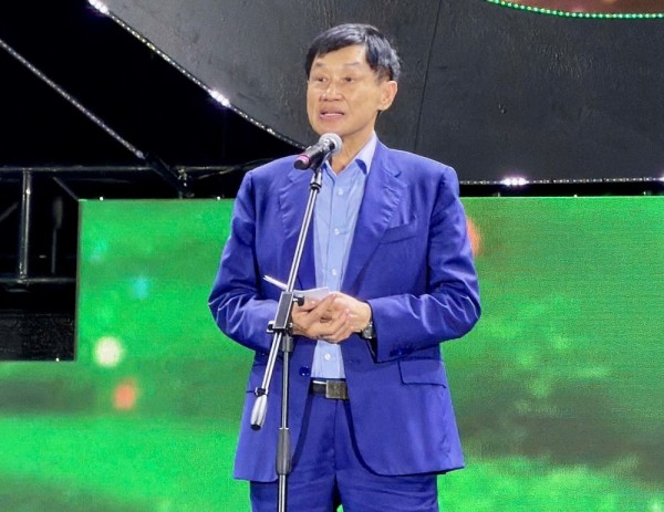 Gia đình doanh nhân Johnathan Hạnh Nguyễn ủng hộ đồng bào miền Trung 10 tỷ đồng