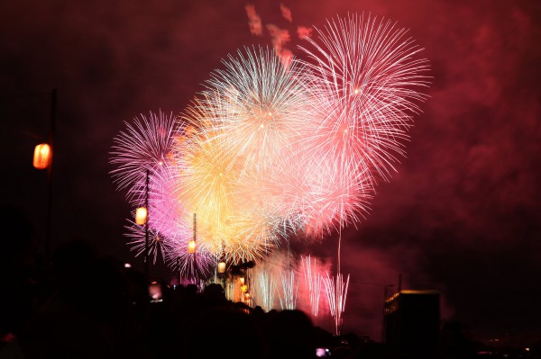 Giao thừa 2026: Trào lưu ăn '12 trái nho ước nguyện' bắt nguồn từ đâu?