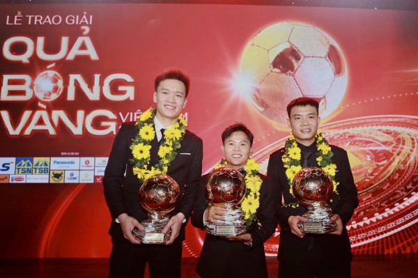 Hoàng Đức lập hat-trick Quả bóng vàng Việt Nam, Bích Thùy xúc động khi được vinh danh đặc biệt