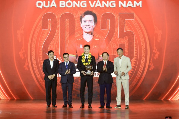 Hoàng Đức lập hat-trick Quả bóng vàng Việt Nam, Bích Thùy xúc động khi được vinh danh đặc biệt