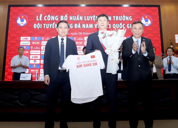 Hợp đồng VFF và HLV Kim Sang-sik có điều khoản tự động gia hạn: Đôi bên không cần đàm phán lại