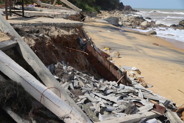 Huế: Bờ biển Hàm Rồng sạt lở nghiêm trọng