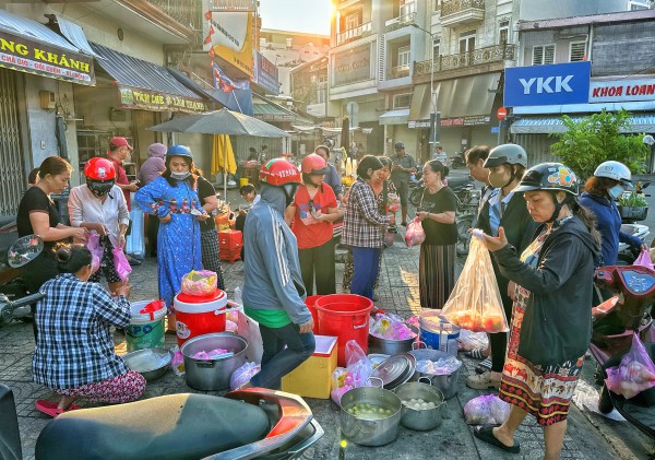 Khu Chợ Lớn ở TP.HCM rất đông người mua chè trôi nước mừng tết Đông chí