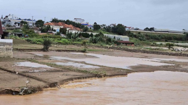 Lũ cuốn trôi 'thủ phủ' rau Lâm Đồng