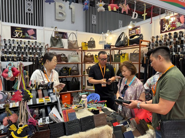 Mua sắm trong dịp Giáng sinh tăng hay giảm? Mua sắm trong dịp Giáng sinh tăng hay giảm?