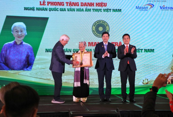 Nghệ nhân ẩm thực U.100 xúc động khi được phong tặng danh hiệu đặc biệt tại TP.HCM