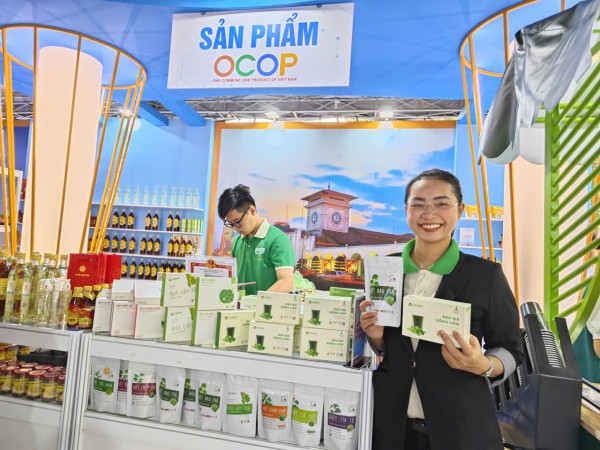 Người dân TP.HCM vui tết tây, đón tết ta cùng nông sản Ocop