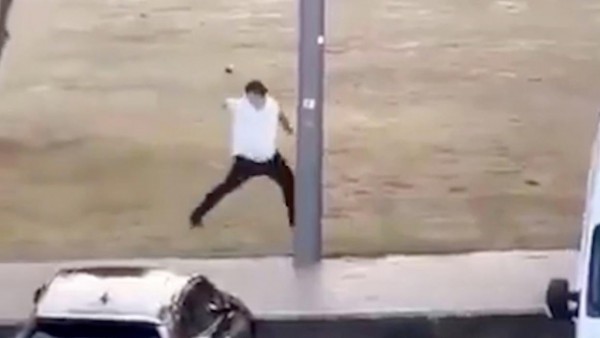 Người đàn ông dũng cảm ném gạch về phía tay súng vụ tấn công Sydney Người đàn ông dũng cảm ném gạch về phía tay súng vụ tấn công Sydney