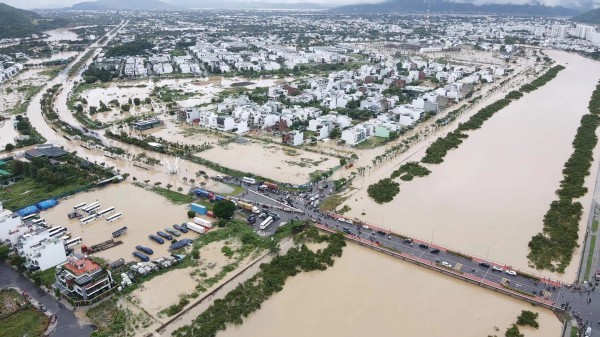 Nha Trang ngập nặng, kênh thoát lũ 'còn trên giấy' Nha Trang ngập nặng, kênh thoát lũ 'còn trên giấy'