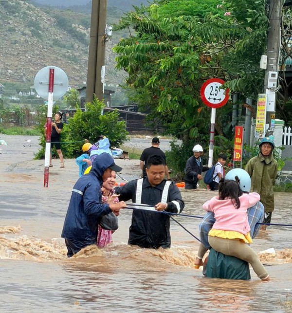 Nhiều khu vực ở Khánh Hòa ngập cục bộ sau mưa lớn Nhiều khu vực ở Khánh Hòa ngập cục bộ sau mưa lớn
