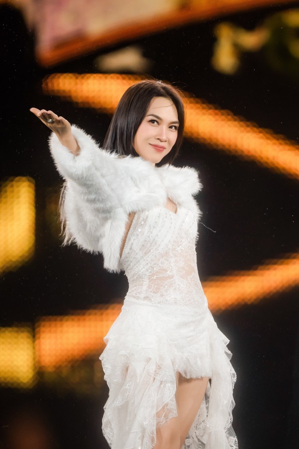 Những bộ cánh tôn vóc dáng cho Mỹ Tâm trên sân khấu concert Những bộ cánh tôn vóc dáng cho Mỹ Tâm trên sân khấu concert