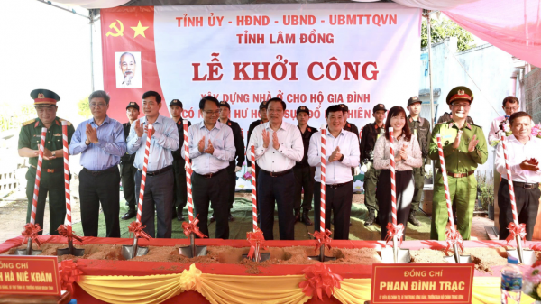 Ông Phan Đình Trạc dự lễ khởi công xây nhà cho bà con vùng lũ ở Lâm Đồng Ông Phan Đình Trạc dự lễ khởi công xây nhà cho bà con vùng lũ ở Lâm Đồng