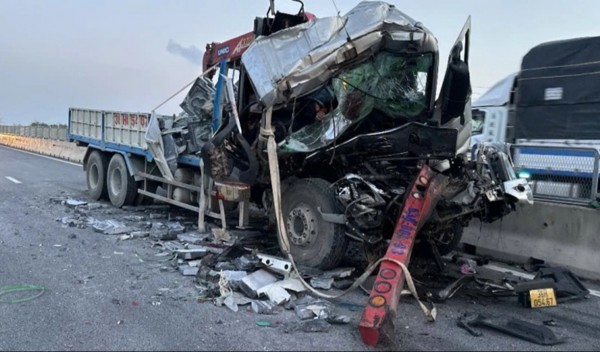 Phá cabin, cứu 5 người mắc kẹt sau tai nạn nghiêm trọng trên cao tốc Phá cabin, cứu 5 người mắc kẹt sau tai nạn nghiêm trọng trên cao tốc