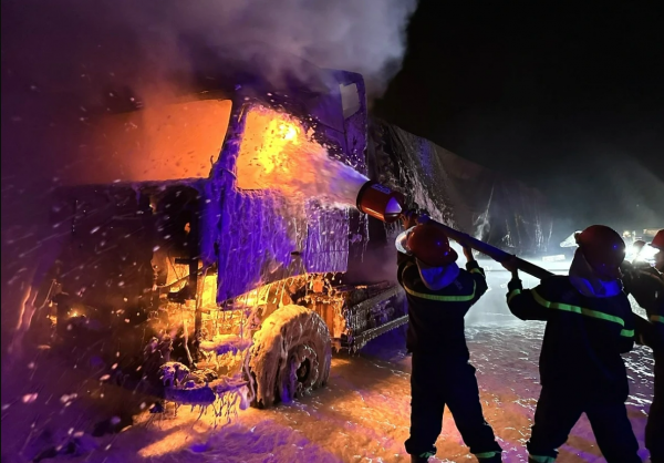 Phá cabin, cứu 5 người mắc kẹt sau tai nạn nghiêm trọng trên cao tốc Phá cabin, cứu 5 người mắc kẹt sau tai nạn nghiêm trọng trên cao tốc