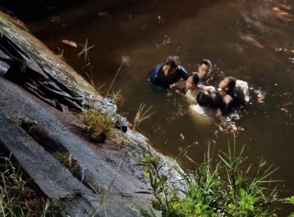 Quảng Trị: Hai bố con lao xuống kênh nước xiết cứu 3 người đuối nước