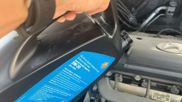 Rủi ro khi thay dầu động cơ không đúng chuẩn cho xe hybrid