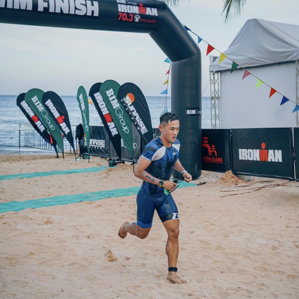 SEA Games 33 sáng 19.12: 'Người sắt' Lâm Quang Nhật bơi - đạp - chạy